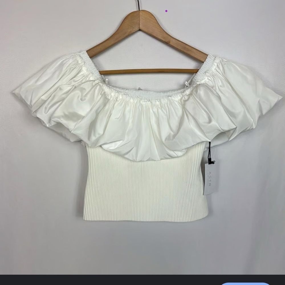 Astr the Label Revolve White Off-Shoulder Top